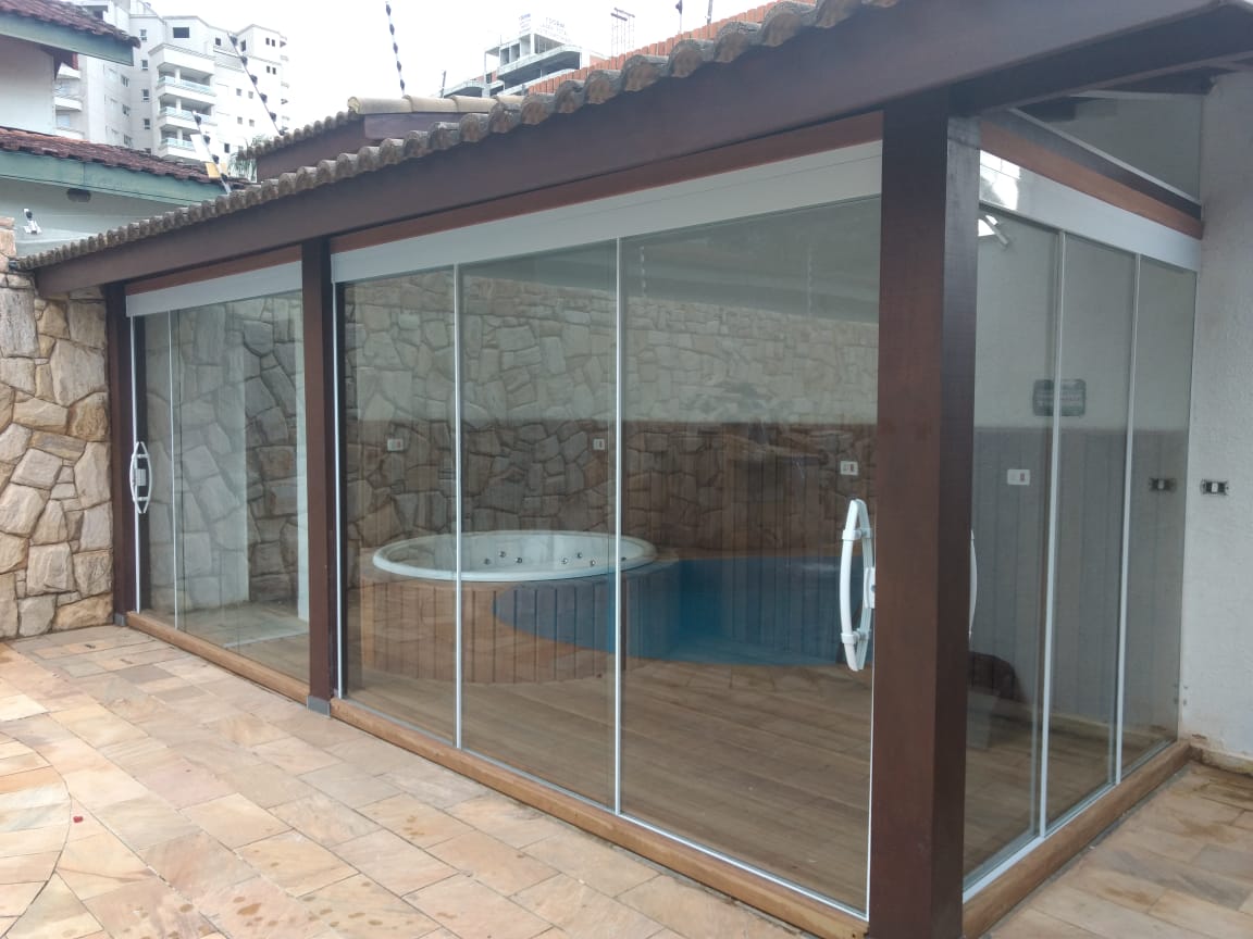 Fechamento de vidro em área de piscina e hidromassagem