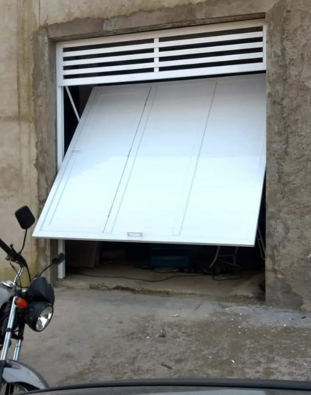 Portão basculante em alumínio branco