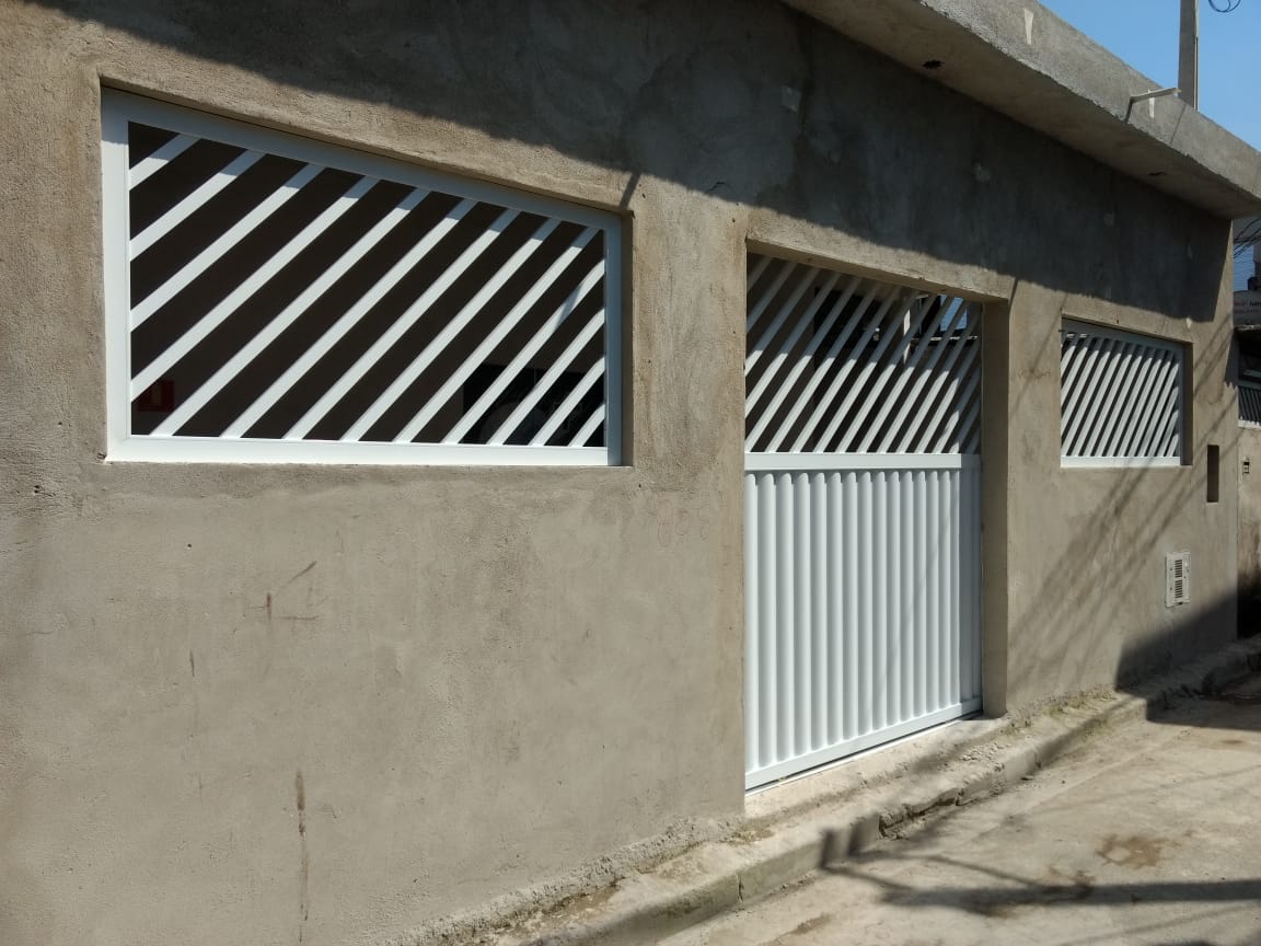 Portão de correr com quadros em alumínio